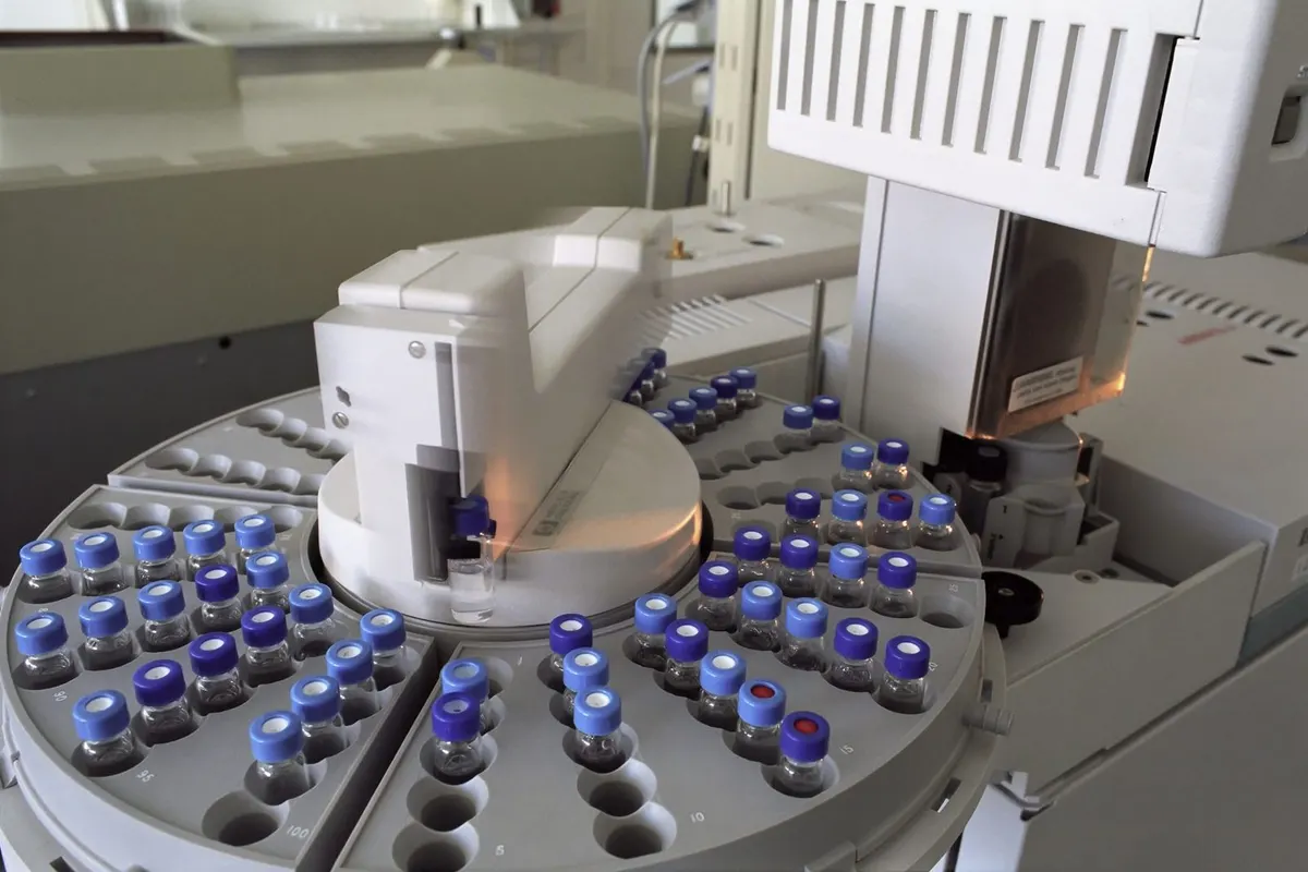 Analytical autosampler running purity assays on product vials